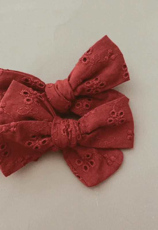 Red Broderie Clip
